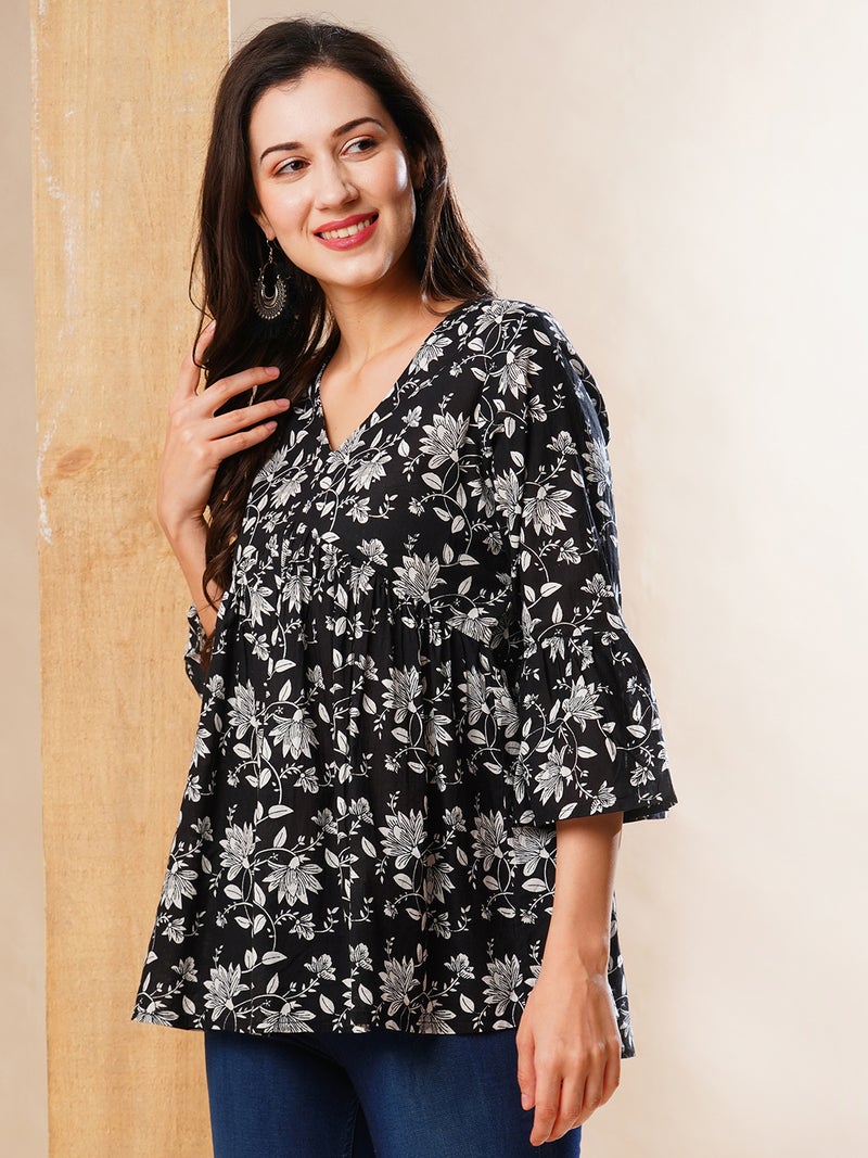 جلو باص تونيك نسائي بقصة عليا مزين بالزهور بلون عنابي وأكمام الجرس ورقبة على شكل حرف - Image 3